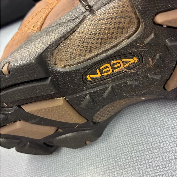 KEEN Woman’s Leather Hiking Boots - Picture 2 of 7